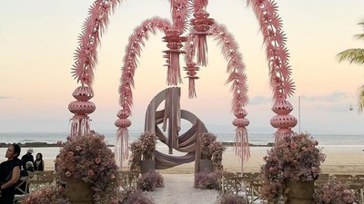 7 Foto Dekorasi Unik di Pernikahan Adinia Wirasti, Ada Janur Pink