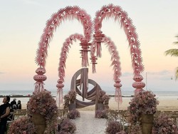 7 Foto Dekorasi Unik di Pernikahan Adinia Wirasti, Ada Janur Pink