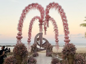 7 Foto Dekorasi Unik di Pernikahan Adinia Wirasti, Ada Janur Pink