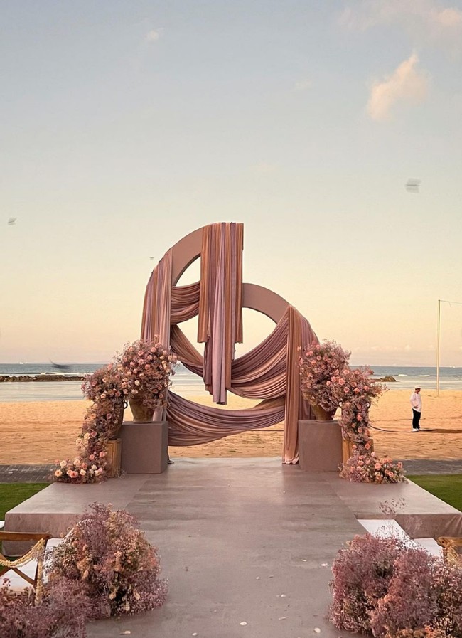 Unsur bunga dengan perpaduan warna desert rose, sandy beige dan taupe menambah keindahan dekorasi yang dikreasikan oleh LXE Moments. Rangkaian bunga ditempatkan di area stage, koridor dan beberapa titik area. Foto: Instagram/@lxemoments