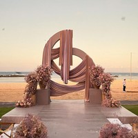 Unsur bunga dengan perpaduan warna desert rose, sandy beige dan taupe menambah keindahan dekorasi yang dikreasikan oleh LXE Moments. Rangkaian bunga ditempatkan di area stage, koridor dan beberapa titik area. Foto: Instagram/@lxemoments