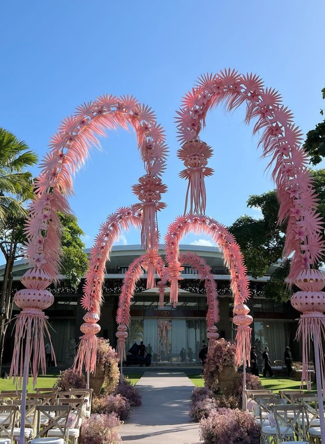 Jika umumnya janur berwarna kuning kehijauan, janur dalam dekorasi ini berwarna pink lembut. Foto: Instagram/@lxemoments