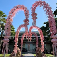 Jika umumnya janur berwarna kuning kehijauan, janur dalam dekorasi ini berwarna pink lembut. Foto: Instagram/@lxemoments