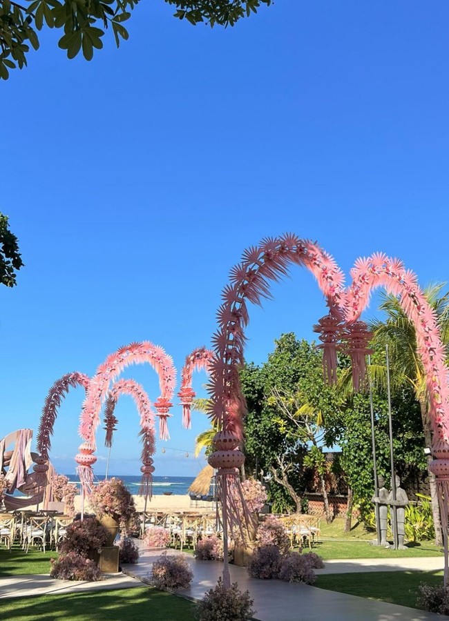 Salah satu elemen yang mencuri perhatian adalah janur yang disusun menyerupai sebuah lorong.  Foto: Instagram/@lxemoments