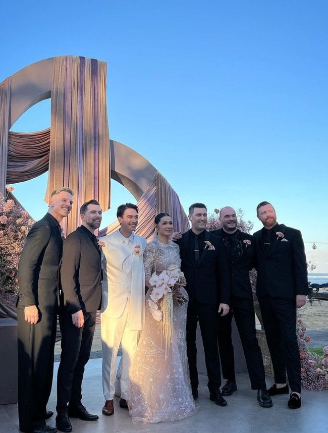 Resepsi pernikahan Adinia Wirasti dan Michael Wahr digelar di Sofitel Bali, Nusa Dua, pada Sabtu (10/6/2023). Banyak hal menarik dari dekorasi yang bisa kamu jadikan inspirasi. Foto: Instagram/@lxemoments