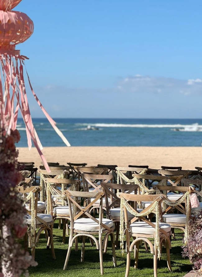 Untaian bunga melati sebagai dekorasi pada kursi tamu menjadi simbolisasi budaya Indonesia yang berakulturasi dengan gaya modern. Foto: Instagram/@lxemoments