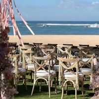 Untaian bunga melati sebagai dekorasi pada kursi tamu menjadi simbolisasi budaya Indonesia yang berakulturasi dengan gaya modern. Foto: Instagram/@lxemoments