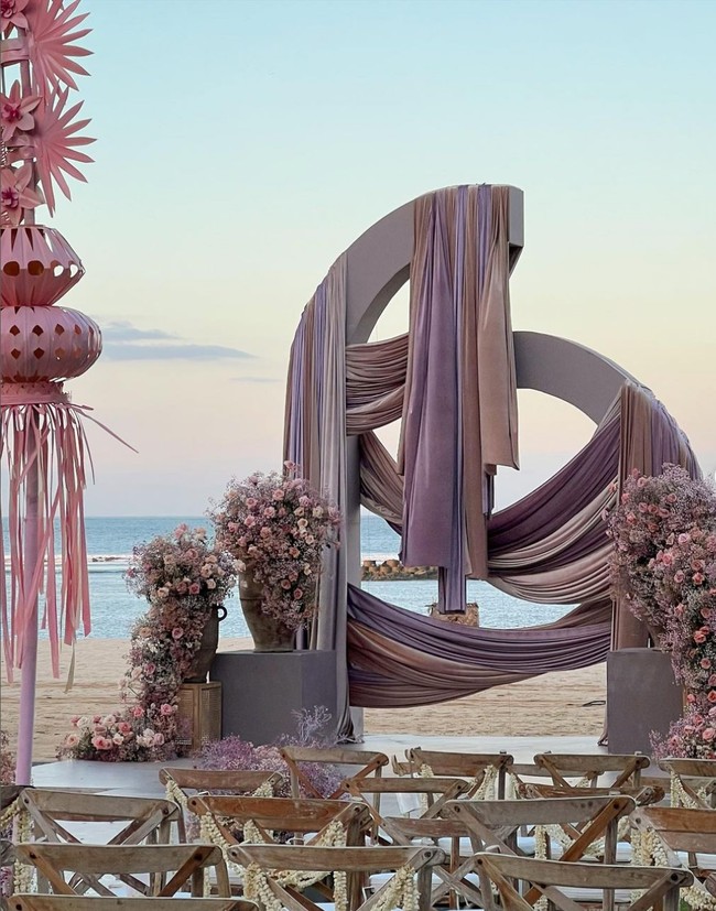 Backdrop bernuansa modern juga menjadi elemen utama dekorasi. Kain-kain panjang ditata sedemikian rupa, menghasilkan instalasi drapery abstrak namun tetap cantik. Foto: Instagram/@lxemoments