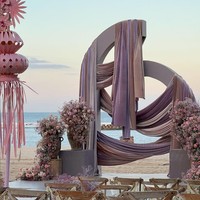 Backdrop bernuansa modern juga menjadi elemen utama dekorasi. Kain-kain panjang ditata sedemikian rupa, menghasilkan instalasi drapery abstrak namun tetap cantik. Foto: Instagram/@lxemoments