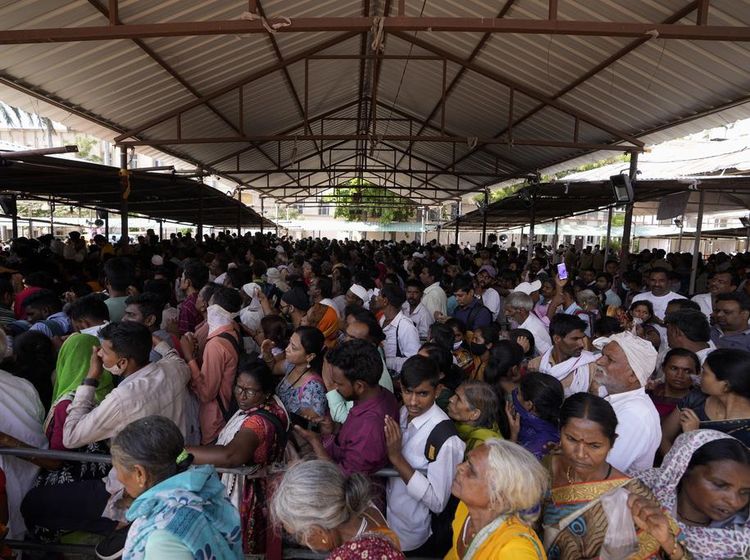 Potret Warga India Telan Ikan Hidup demi Obati Asma