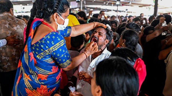 Potret Warga India Antre Telan Ikan Hidup, Diklaim Bisa Obati Asma