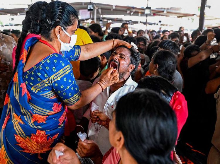 Potret Warga India Antre Telan Ikan Hidup, Diklaim Bisa Obati Asma