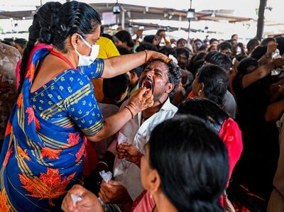 Potret Warga India Antre Telan Ikan Hidup, Diklaim Bisa Obati Asma