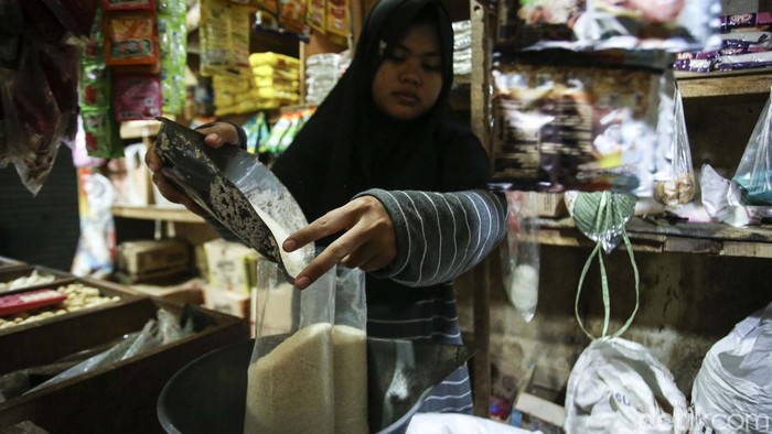 Di Pasar Tradisional Harga Gula Mulai Merangkak Naik Harga gula di pasar tradisional mengalami kenaikan. Di Pasar Tambun, Kabupaten Bekasi, satu kilogram gula dijual Rp 15.000.