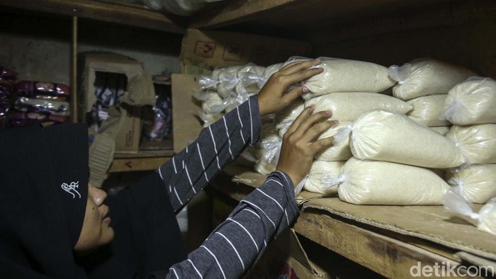 Harga gula di pasar tradisional mengalami kenaikan. Di Pasar Tambun, Kabupaten Bekasi, satu kilogram gula dijual Rp 15.000.