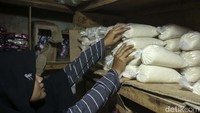Di Pasar Tambun, 1 kilogram gula dijual seharga Rp 15.000 Di Pasar Tambun, 1 kilogram gula dijual seharga Rp 15.000