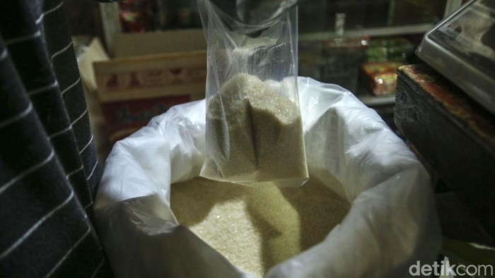 Harga gula di pasar tradisional mengalami kenaikan. Di Pasar Tambun, Kabupaten Bekasi, satu kilogram gula dijual Rp 15.000.