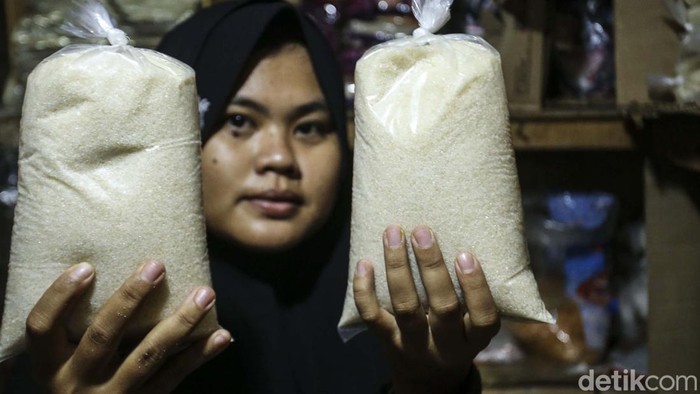 Harga gula di pasar tradisional mengalami kenaikan. Di Pasar Tambun, Kabupaten Bekasi, satu kilogram gula dijual Rp 15.000.