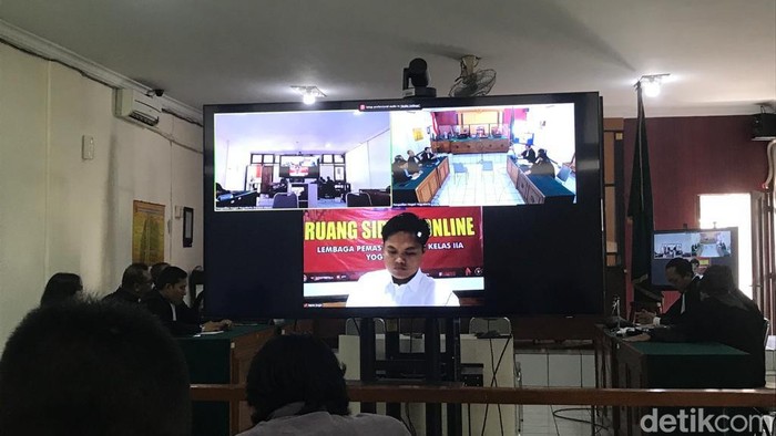 Direktur PT Deztama Putri Sentosa, Robinson Saalino (33) jalani sidang perdana di PN Yogyakarta, Senin (12/6/2023).