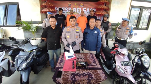 Dua pengangguran pencuri sepeda motor di empat TKP dihadirkan saat konferensi pers di Polsek Denpasar Barat, Senin (12/6/2023). (I Wayan Sui Suadnyana/detikBali)