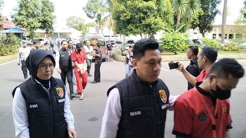 Dua warga Lombok Tengah iming-imingi bekerja ke Arab Saudi ditangkap polisi, Senin (12/6/2023). Foto: Ahmad Viqi/detikBali.