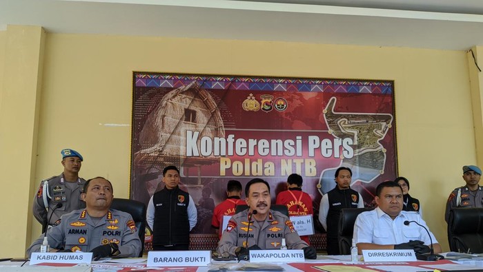 Dua warga Lombok Tengah iming-imingi bekerja ke Arab Saudi ditangkap polisi, Senin (12/6/2023). Foto: Ahmad Viqi/detikBali.