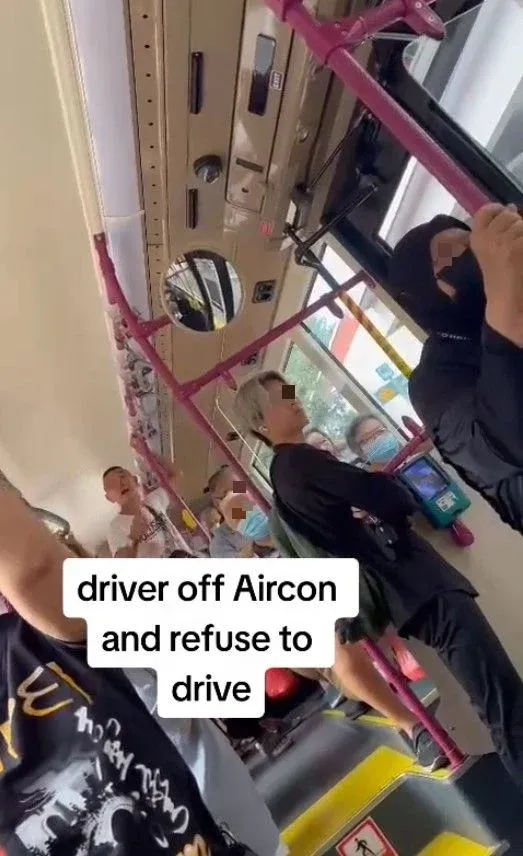 Sopir bus mogok jalan gegara penumpang bawa durian