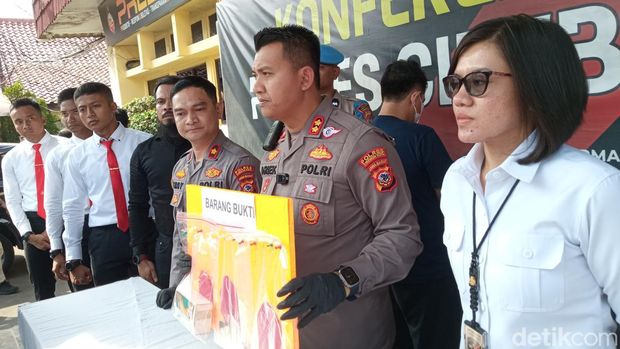 Ekspos kasus pencurian ponsel keponakan oleh paman di Polres Cirebon Kota, Senin (12/6/2023).