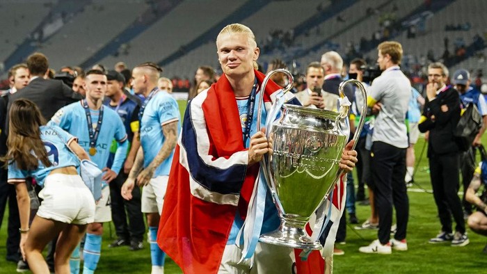 ISTANBUL, TURKEY - JUNE 10: Erling Haaland of Manchester City celebrates the UEFA Champions league title with his trophy after winning FC Internazionale during the UEFA Champions League 2022/23 final match between FC Internazionale and Manchester City FC at Atatuerk Olympic Stadium on June 10, 2023 in Istanbul, Turkey. (Photo by Daniela Porcelli/Eurasia Sport Images/Getty Images)
