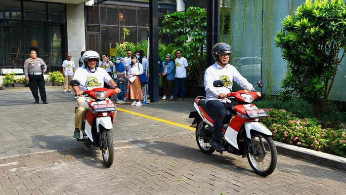 Program nasional konversi motor listrik bertujuan untuk mempercepat adopsi motor listrik di seluruh negeri. Sejalan dengan regulasi yang ditetapkan pemerintah, program ini melibatkan berbagai upaya, mulai dari penyediaan insentif bagi konsumen, pengembangan infrastruktur pengisian, hingga edukasi dan sosialisasi kepada masyarakat.