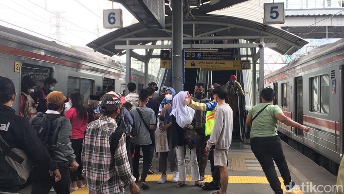 Eskalator di Stasiun Tanah Abang, Jakarta Pusat (Jakpus), sudah dapat digunakan kembali. Para penumpang berharap eskalator jangan rusak kembali. (Magdalena HNG/detikcom)