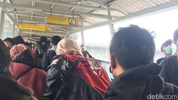 Eskalator di Stasiun Tanah Abang, Jakarta Pusat (Jakpus), sudah dapat digunakan kembali. Para penumpang berharap eskalator jangan rusak kembali. (Magdalena HNG/detikcom)