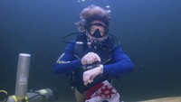 Dituri, yang juga dikenal dengan julukan Dr. Deep Sea, merupakan seorang pengajar di University of South Florida yang memiliki gelar doktor di bidang teknik biomedis. Selain itu, tak salah memang jika ia mampu mencetak rekor luar biasa tersebut, karena ia merupakan seorang pensiunan perwira Angkatan Laut AS. Mariano Lorde/Florida Keys News Bureau via AP