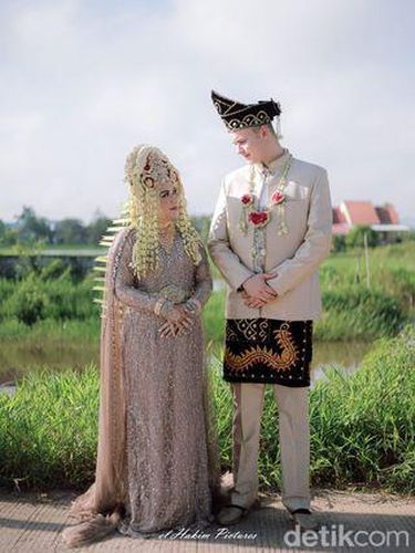 Foto pasangan beda negara, Putri Elpadila yang menikah dengan Scott Luke Stephen, pria asal London.