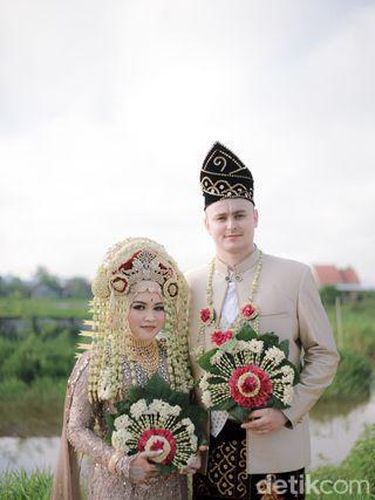 Foto pasangan beda negara, Putri Elpadila yang menikah dengan Scott Luke Stephen, pria asal London.