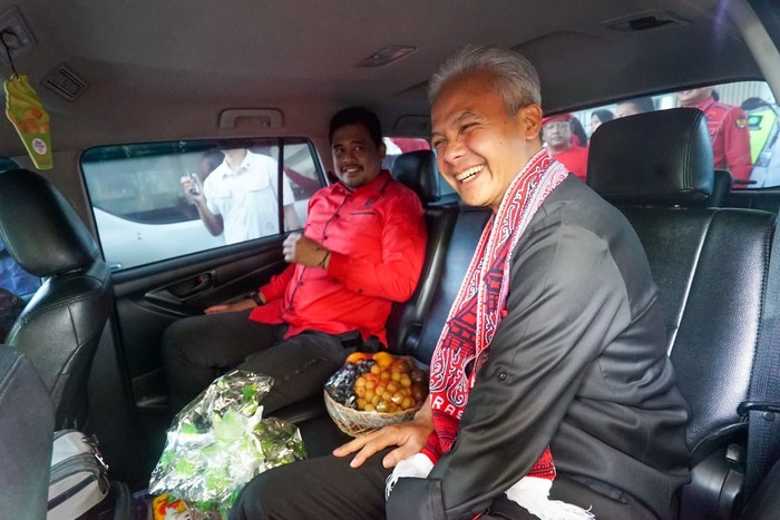 Ganjar Pranowo tampak mesra dengan Bobby Nasution
