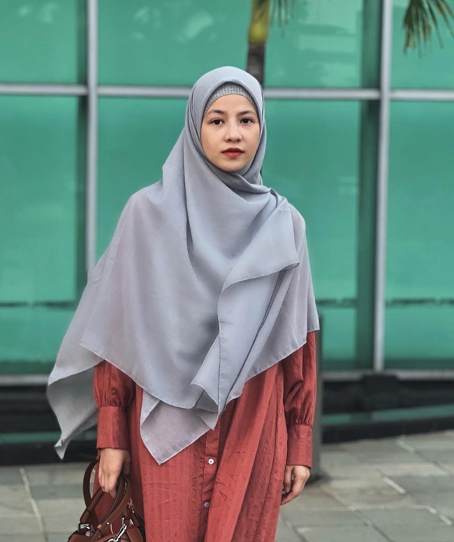 Scarf paris lebar dan panjang yang polos selalu menjadi andalan. Foto: Instagram @natasharizkynew
