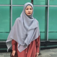 Scarf paris lebar dan panjang yang polos selalu menjadi andalan. Foto: Instagram @natasharizkynew
