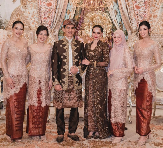 Saat menghadiri pernikahan Enzy Storia, Natasha Rizky juga memilih scarf segi empat untuk tetap syar’i namun cantik dan anggun. Natasha Rizky berpose bersama pengantin tanpa didampingi Desta. Foto: Instagram @natasharizkynew