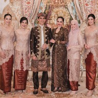 Saat menghadiri pernikahan Enzy Storia, Natasha Rizky juga memilih scarf segi empat untuk tetap syar’i namun cantik dan anggun. Natasha Rizky berpose bersama pengantin tanpa didampingi Desta. Foto: Instagram @natasharizkynew
