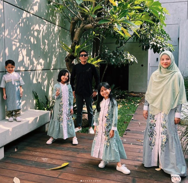 Kali ini, ia berpose dengan baju kembaran bersama anak-anak. Tampak Desta mendampingi dengan busana yang berbeda. Foto: Instagram @natasharizkynew