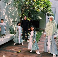 Kali ini, ia berpose dengan baju kembaran bersama anak-anak. Tampak Desta mendampingi dengan busana yang berbeda. Foto: Instagram @natasharizkynew
