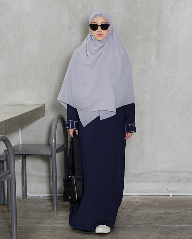 Perpaduan warna yang kontras antara gamis dan jilbab membuat penampilan Natasha Rizky lebih dinamis. Foto: Instagram @natasharizkynew