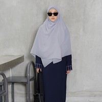 Perpaduan warna yang kontras antara gamis dan jilbab membuat penampilan Natasha Rizky lebih dinamis. Foto: Instagram @natasharizkynew