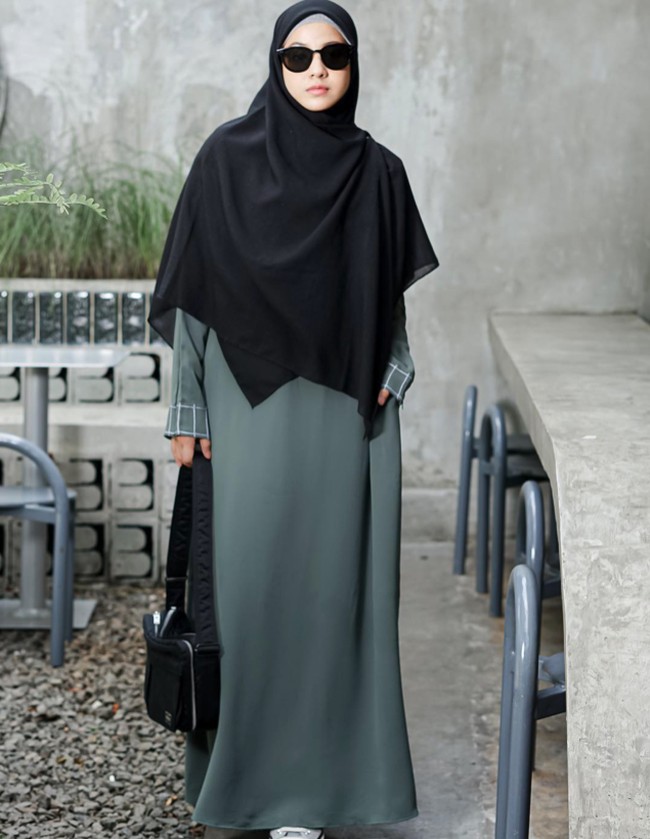 Hijau sage tampaknya menjadi tren gamis tahun ini. Natasha Rizky pun memilih memadukan gamis hijau sage dan kerudung hitam yang netral. Foto: Instagram @natasharizkynew