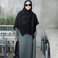 Hijau sage tampaknya menjadi tren gamis tahun ini. Natasha Rizky pun memilih memadukan gamis hijau sage dan kerudung hitam yang netral. Foto: Instagram @natasharizkynew