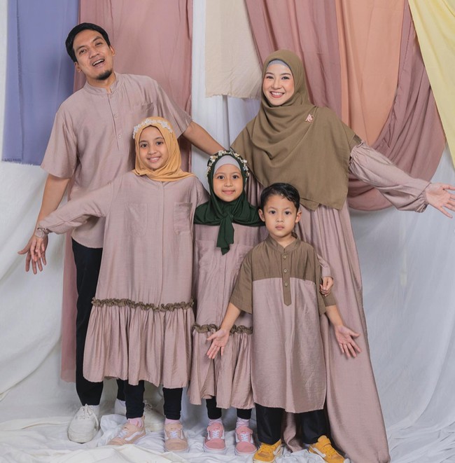 Rosegold juga termasuk warna busana yang tren tahun ini. Natasha Rizky bersama desta dan anak-anak berpose dengan baju sarimbit yang bisa menjadi inspirasi busana Lebaran. Foto: Instagram @natasharizkynew
