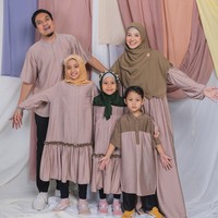 Rosegold juga termasuk warna busana yang tren tahun ini. Natasha Rizky bersama desta dan anak-anak berpose dengan baju sarimbit yang bisa menjadi inspirasi busana Lebaran. Foto: Instagram @natasharizkynew