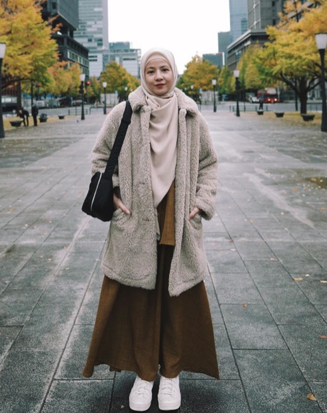 Gaya hijab syar’i Natasha Rizky ini bisa menjadi inspirasimu saat pergi traveling ke luar negeri. Foto: Instagram @natasharizkynew