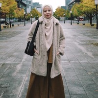 Gaya hijab syar’i Natasha Rizky ini bisa menjadi inspirasimu saat pergi traveling ke luar negeri. Foto: Instagram @natasharizkynew